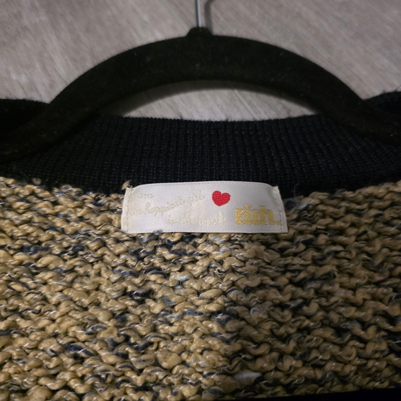 Elegant Black and Tan Women's Cardigan - Picture 9 of 11